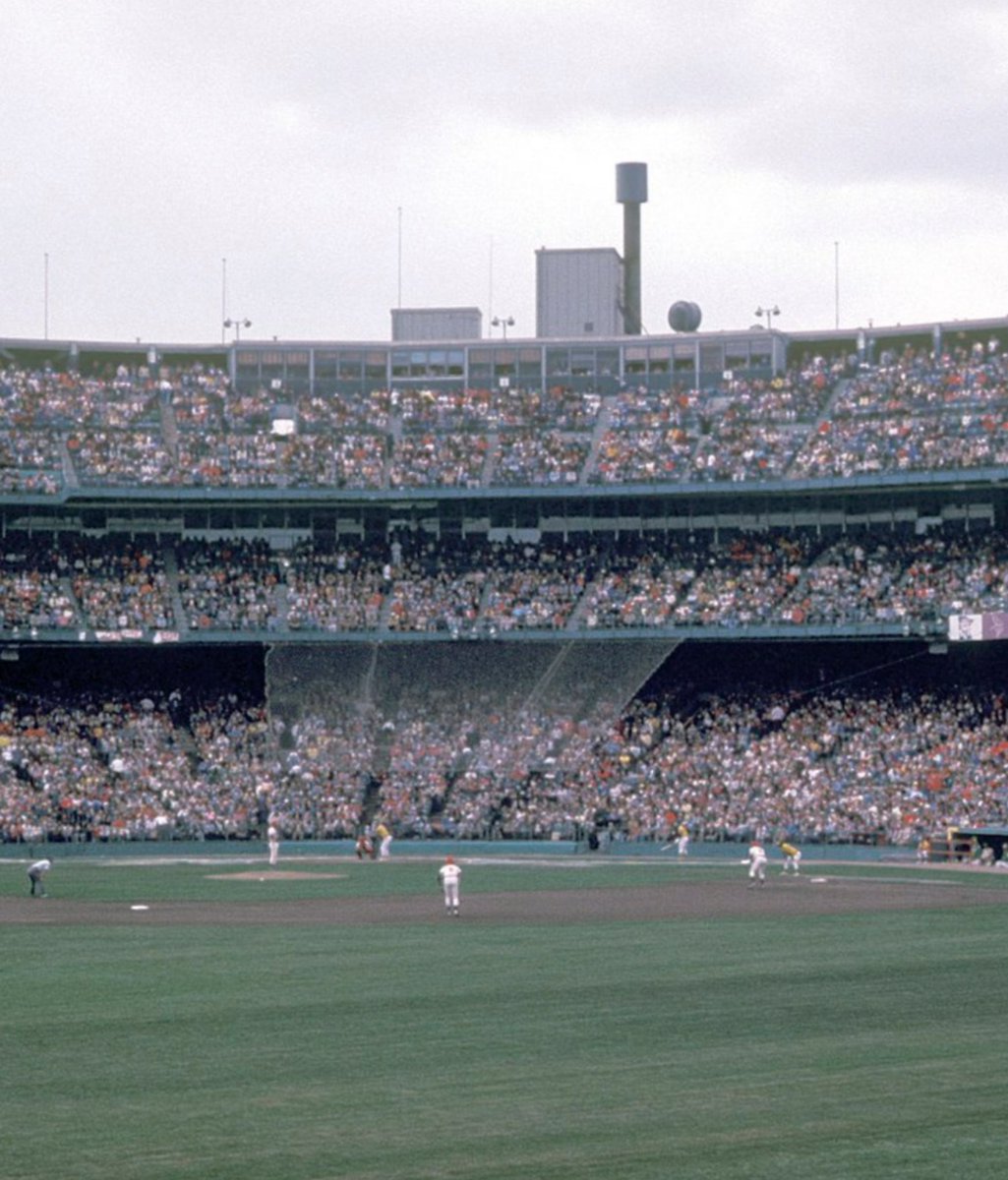 thelobtheham's tweet photo. @railfan4christ @nut_history Metropolitan Stadium definitely had a screen behind home plate. Just didn't span from dugout to dugout. https://t.co/UVRtIBDn8X