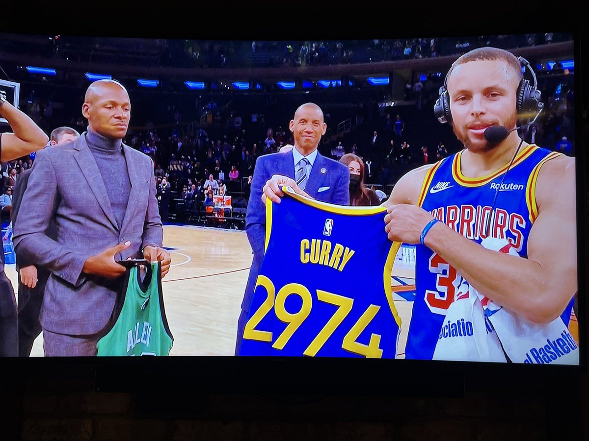 Congrats to the man who is on top of the mountain, <a href="/StephenCurry30/">Stephen Curry</a> all-time three-point leader <a href="/TheGarden/">MSG</a> !
2974 and counting #NBAgreats