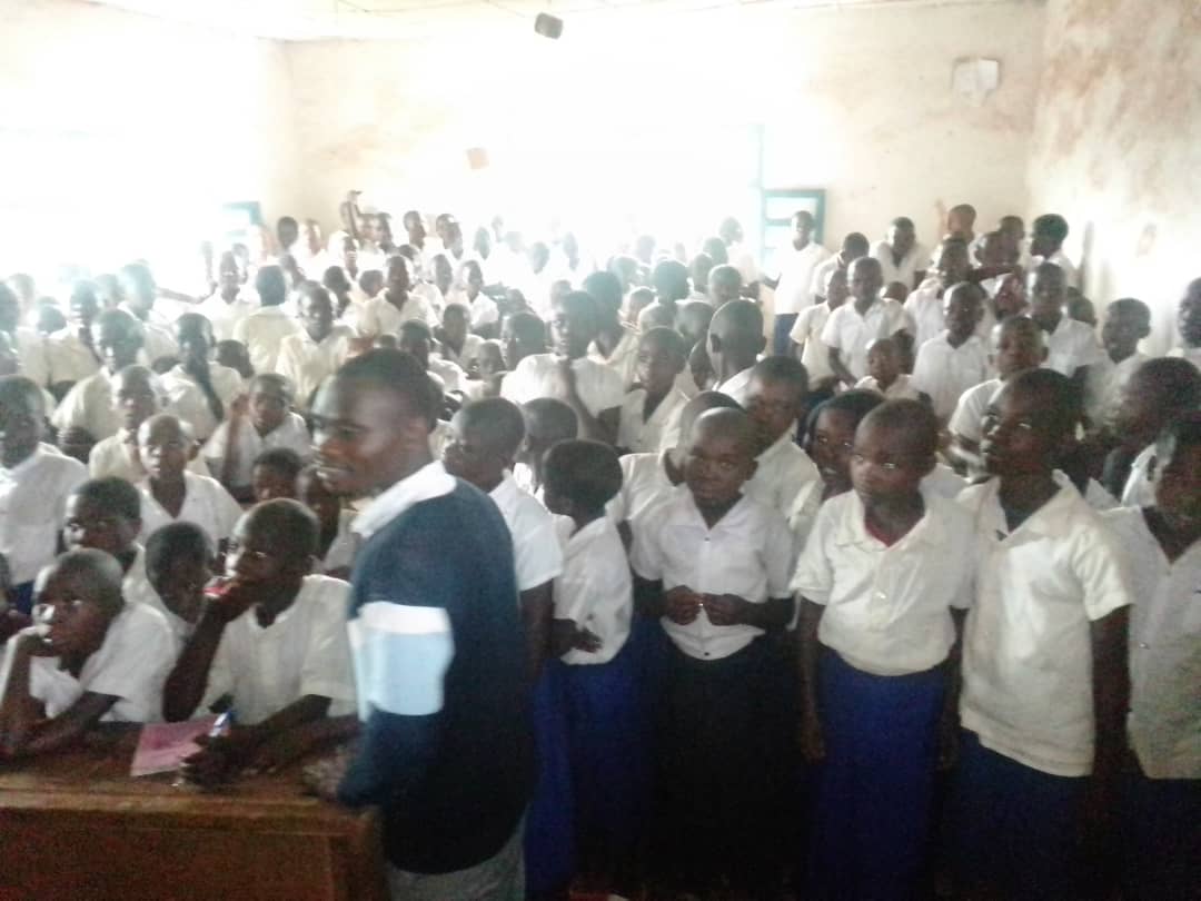 AfedemR's tweet photo. PROJET de #cohésion_sociale @WFPDRC  avec @AfedemR 
.
#Sensibilisation à l'#EP_Muhungu ,tous les #élèves et #enseignants sont époustouflés de révélations faites et des élèves ont déclaré que leurs parents vivent certaines réalités #conflictuelles présentées. https://t.co/PwbQCqTACb