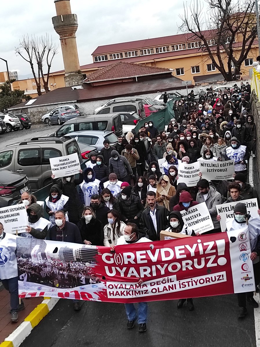 devogretmen's tweet photo. Sağlık emekçileri Cerrahpaşa Tıp Fakültesi yerleşkesinde hakları için yürüyüşlerini sürdürüyor...
#Grevdeyiz
@sesgenelmerkezi 
@sendika_org https://t.co/RPihHHeCKe
