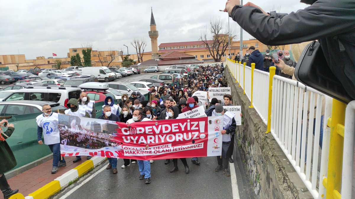 devogretmen's tweet photo. Sağlık emekçileri Cerrahpaşa Tıp Fakültesi yerleşkesinde hakları için yürüyüşlerini sürdürüyor...
#Grevdeyiz
@sesgenelmerkezi 
@sendika_org https://t.co/RPihHHeCKe
