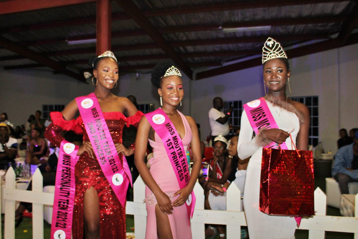 MissMoutse's tweet photo. Congratulations to our Miss Moutse Teen 2021/22 Winners 🥂💥

Front left: @te.telophokwane_ Miss Moutse Teen 2021 2nd Princess &amp; Miss Personality 2021 ❤
* @thusothemodel 1st Princess and our 2021 Queen @ Kgothatso Kekana
#Queendom #MissMoutse
#MissMoutseTeen2021 #Winners
#Teens https://t.co/yUgnDYtGoL