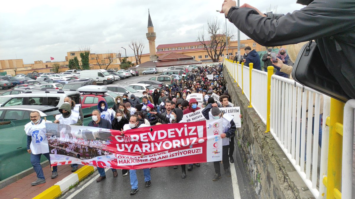 devogretmen's tweet photo. Sağlık emekçileri Cerrahpaşa Tıp Fakültesi yerleşkesinde hakları için yürüyüşlerini sürdürüyor...
#Grevdeyiz
@sesgenelmerkezi 
@sendika_org https://t.co/RPihHHeCKe