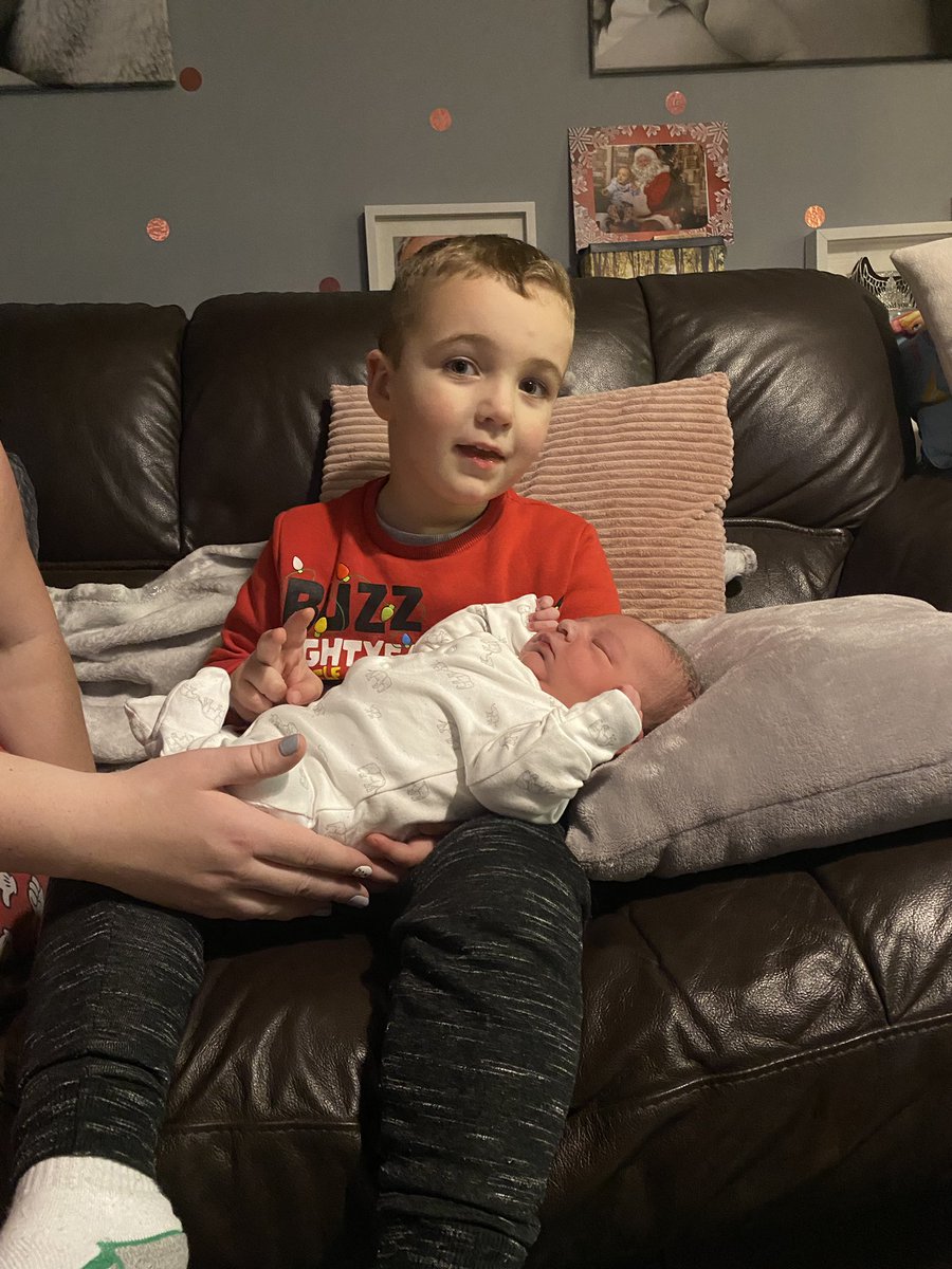 Metcalf6metty's tweet photo. Well yesterday was one hell of a day not making it to the hospital but a massive thank you to the paramedics who were incredible welcome to the world Colby Jackson metcalf ๐๐ #nhsparamedics https://t.co/afn2SaVM3y