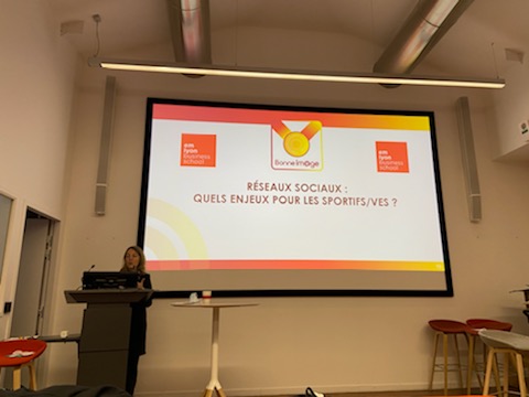 Bonne_Image's tweet photo. Quels sont les enjeux d'une bonne image sur les réseaux sociaux pour les sportifs et les sportives ?
C'était l'objet de mon intervention lundi soir, à @EMLYON auprès des SHN étudiants. Best-practices et astuces en prime 😉
#communication https://t.co/alrkARYsy2