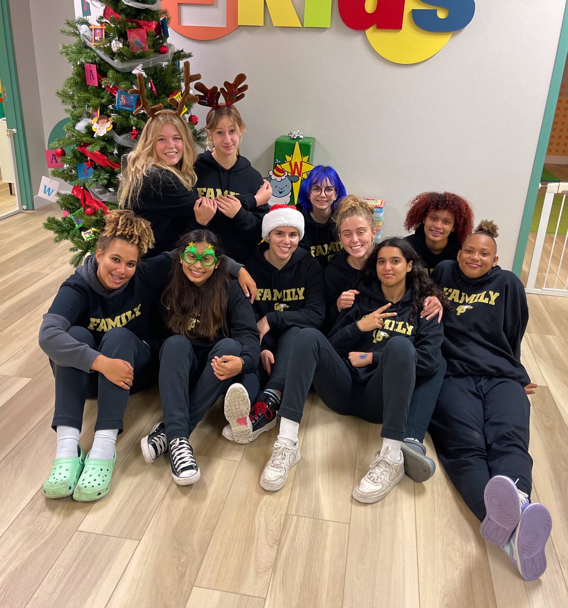ophs_gbb's tweet photo. Holiday Spirit 🎄 https://t.co/FkhC6t7ox4