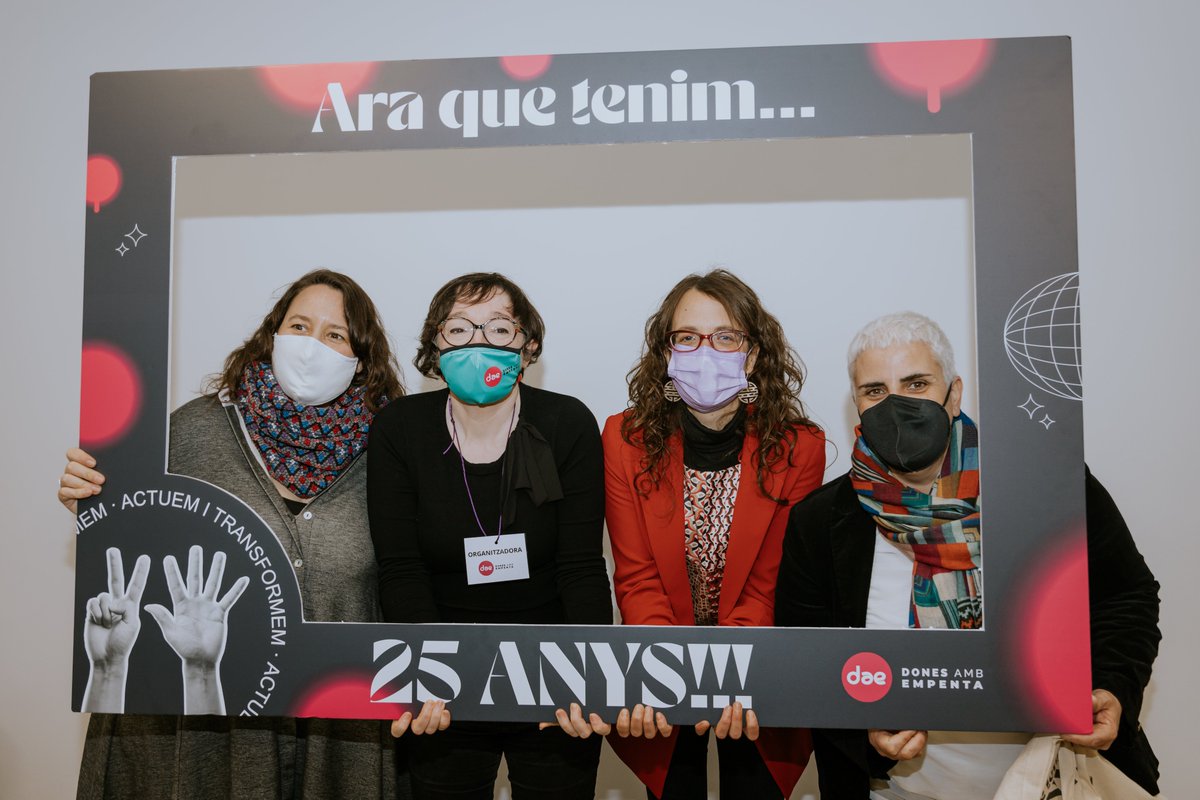 DonesAmbEmpenta's tweet photo. 🟣 La consellera ✍️🏻 @taniaverge: “reconèixer i agrair a les que han obert camí, entitats tan essencials com #DonesAmbEmpenta, que van tenir la determinació i l’empenta. Gràcies per existir” 🙌🏻.
Amb la secretària @MontsePinedaL 
i la directora gral @LaiaRS 

🎂 #25AnysDAE
#SomDAE https://t.co/VfqjKIVuFk