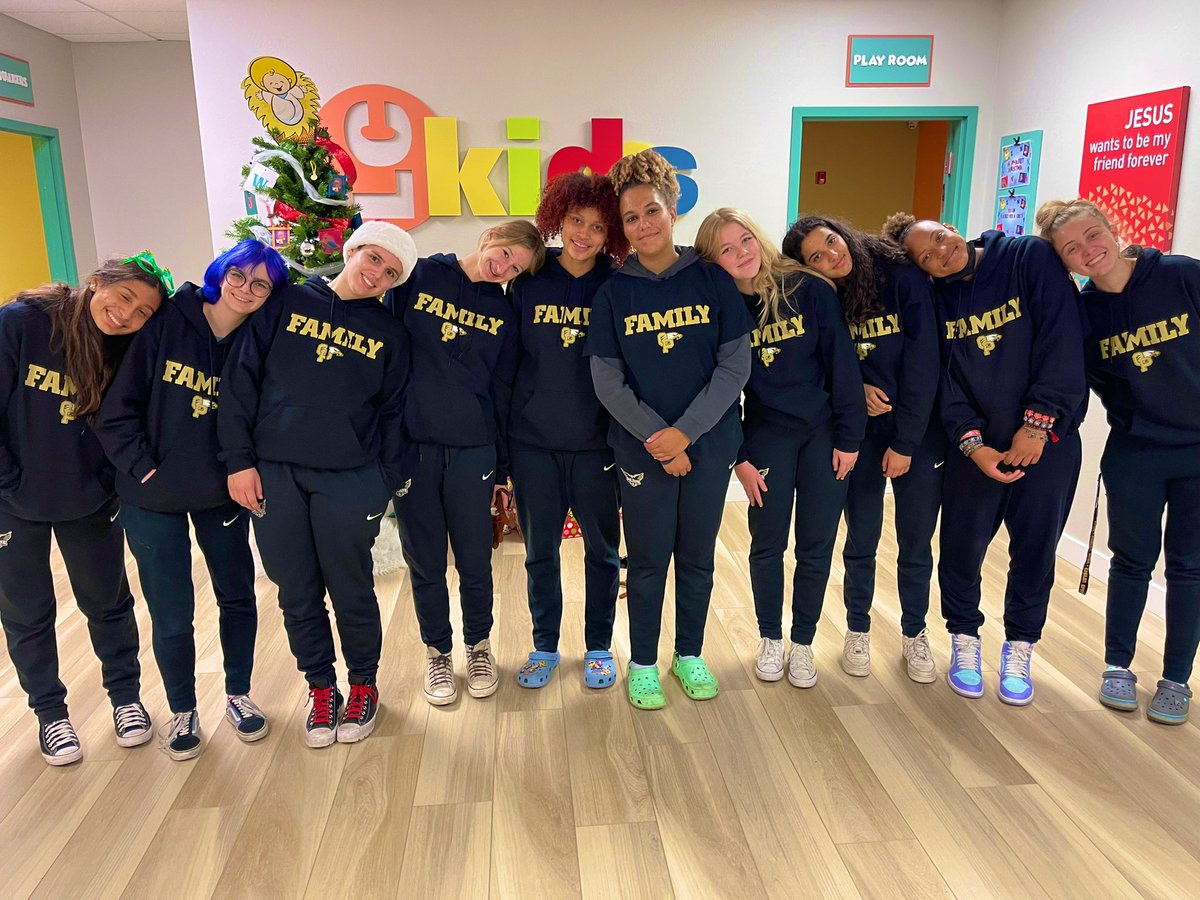 ophs_gbb's tweet photo. Holiday Spirit 🎄 https://t.co/FkhC6t7ox4