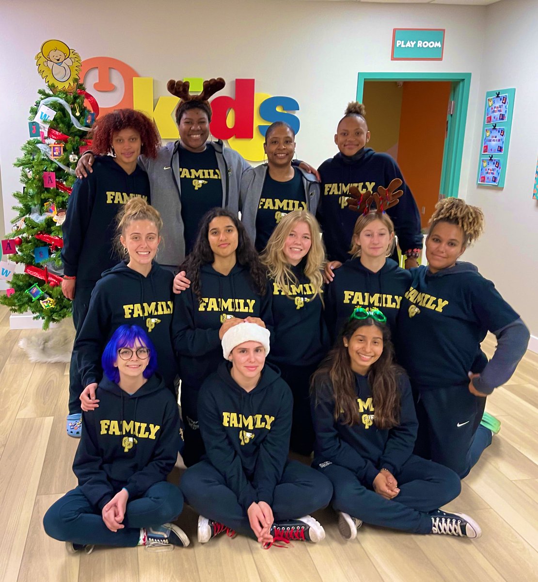 ophs_gbb's tweet photo. Holiday Spirit 🎄 https://t.co/FkhC6t7ox4