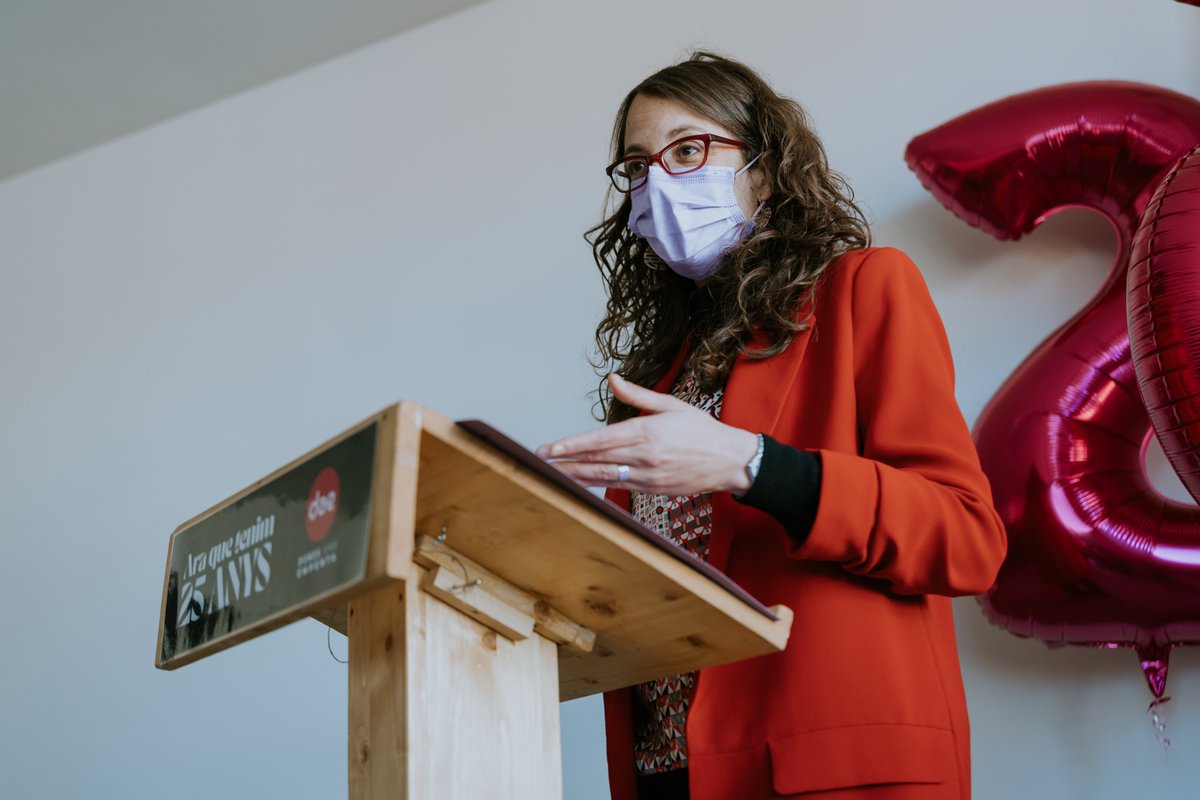 DonesAmbEmpenta's tweet photo. 🟣 La consellera ✍️🏻 @taniaverge: “reconèixer i agrair a les que han obert camí, entitats tan essencials com #DonesAmbEmpenta, que van tenir la determinació i l’empenta. Gràcies per existir” 🙌🏻.
Amb la secretària @MontsePinedaL 
i la directora gral @LaiaRS 

🎂 #25AnysDAE
#SomDAE https://t.co/VfqjKIVuFk