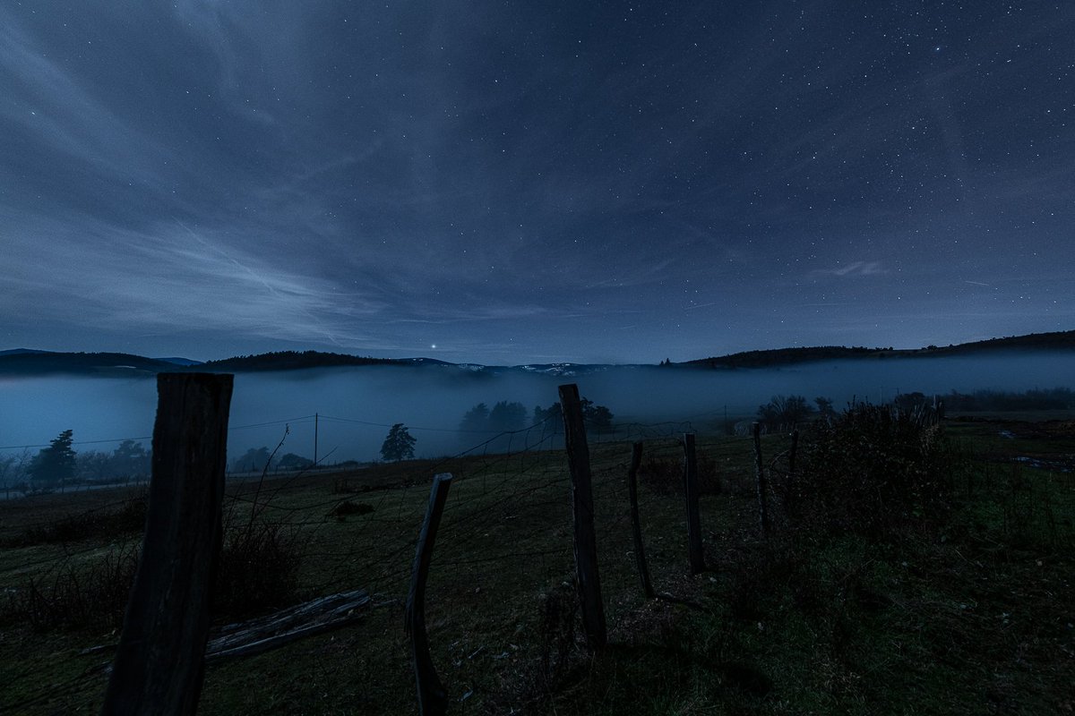 BegotJeremy's tweet photo. Situation d'inversion bien marqué en #NordArdèche avec une surface de la #MerDeNuage oscillant entre 600/700m. Petite photo d'illustration d'hier soir à 620m d'altitude tout près du #ColDuFayet.
#météo #couchedinversion #stratus #brouillard #begotjeremyuninstantuneimage https://t.co/Dhpq85PD4u