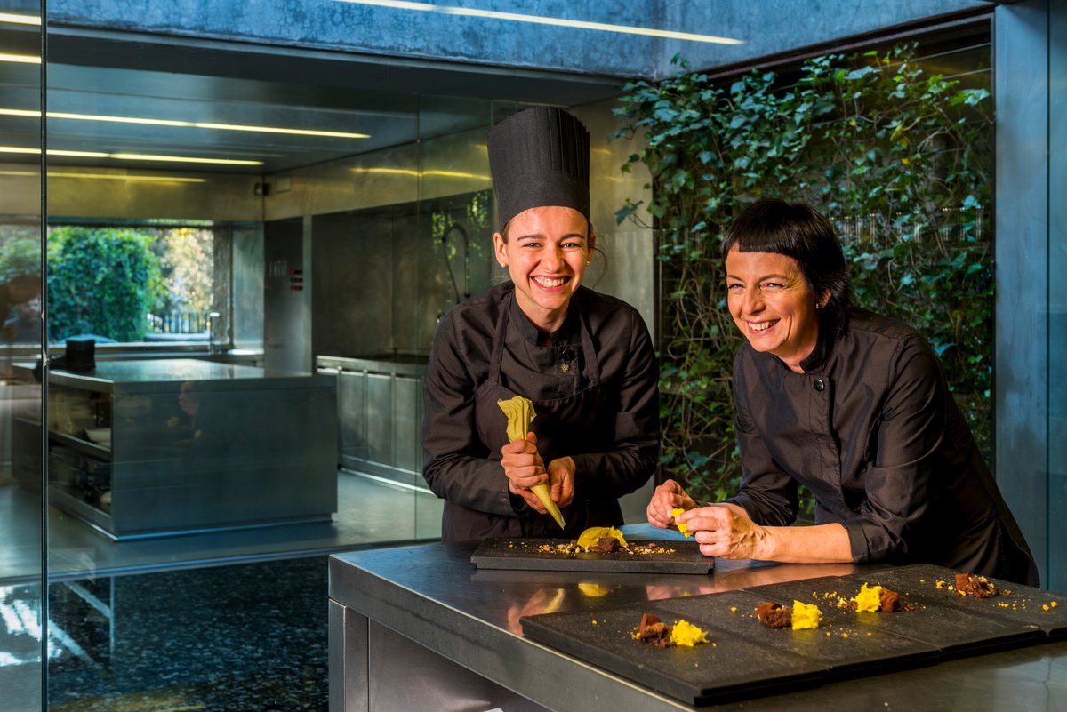 turismegarrotxa's tweet photo. Els Restaurants Les Cols, d'Olot, i Ca l'Enric, de la Vall de Bianya, mantenen les seves estrelles Michelin -dues i una respectivament-. Enhorabona!!! @LesCols_Fina @Rest_Calenric @ahlg https://t.co/9mubW7R8R5