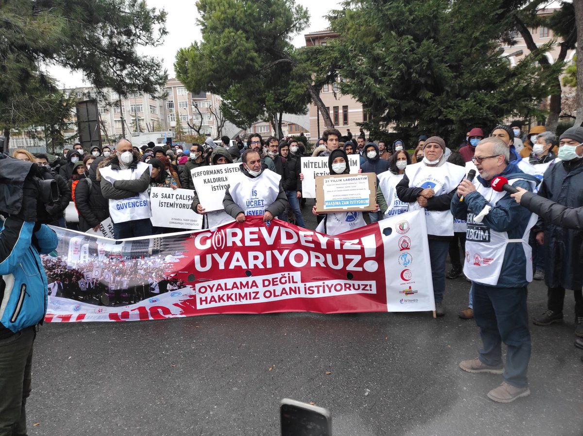 devogretmen's tweet photo. Cerrahpaşa Tıp Fakültesinde yürüyüşlerini bitiren hekimler, sağlık emekçileri yaptıkları açıklamaların ardından İstanbul'daki diğer sağlık emekçileri ile buluşmak üzere Çapa Tıp Fakültesi'ne geçiyor...
@sesgenelmerkezi https://t.co/A7k4HlWd4u