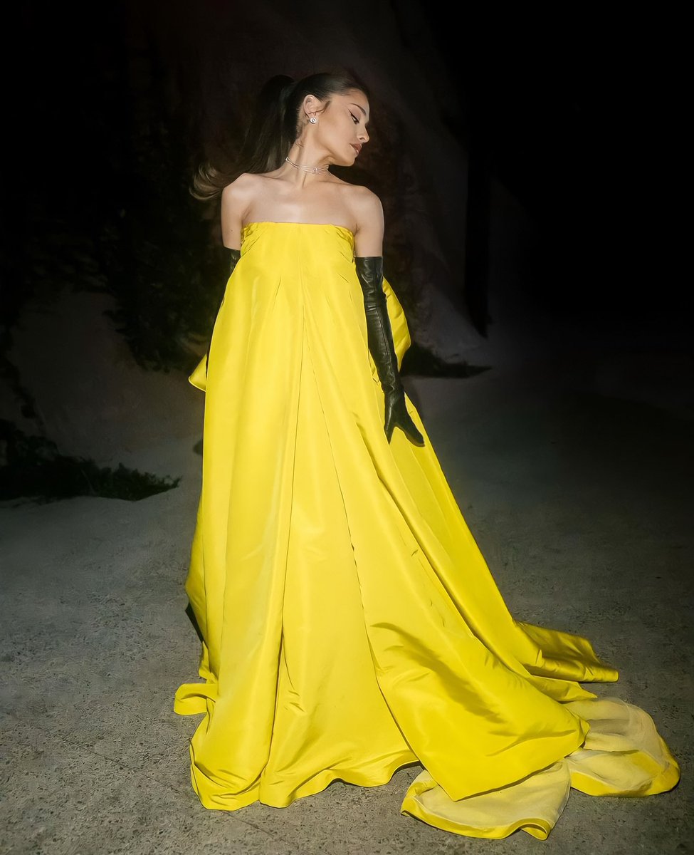 bocalustt's tweet photo. literally a princess 👑 https://t.co/RPDoFN0YaM