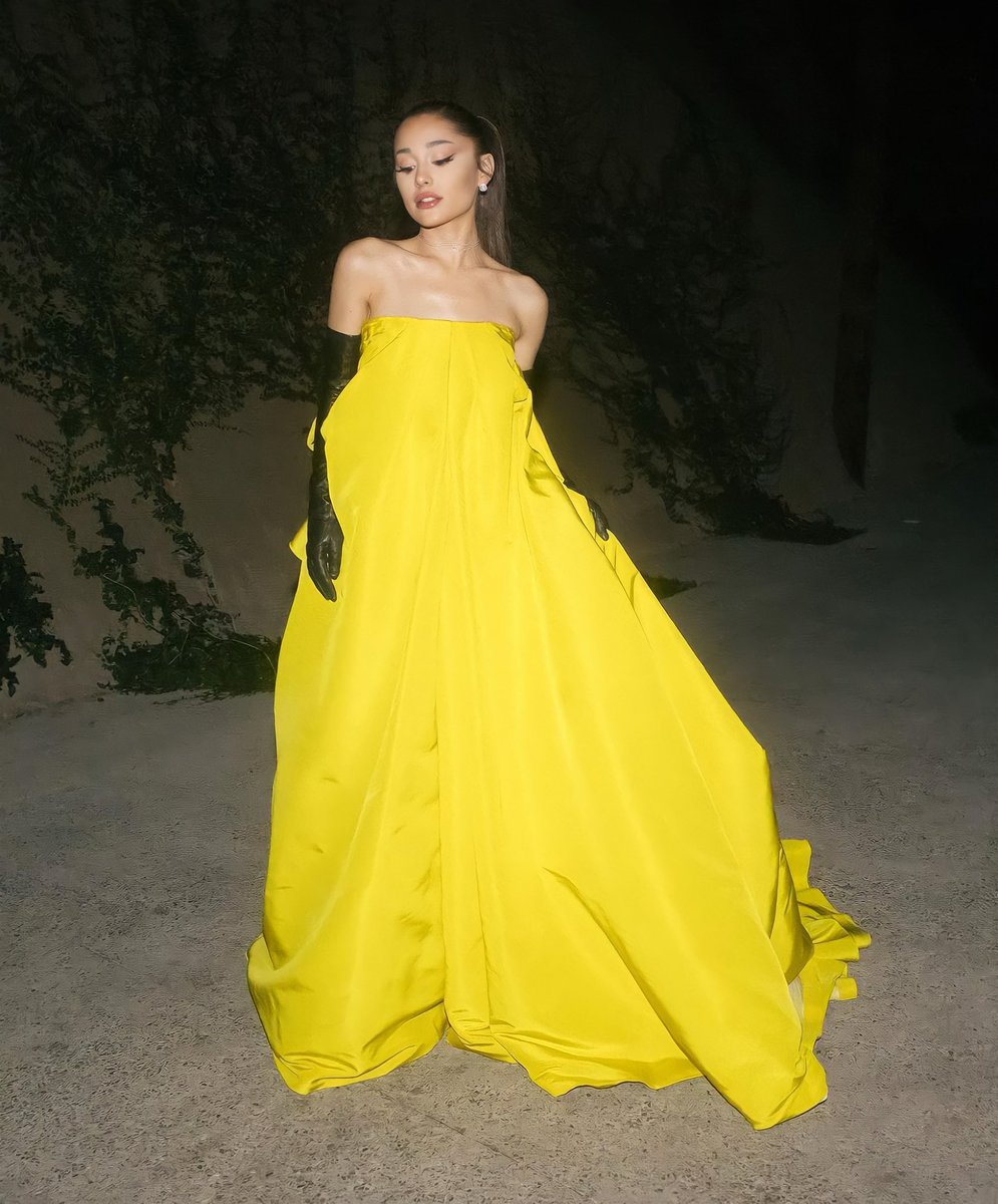 bocalustt's tweet photo. literally a princess 👑 https://t.co/RPDoFN0YaM