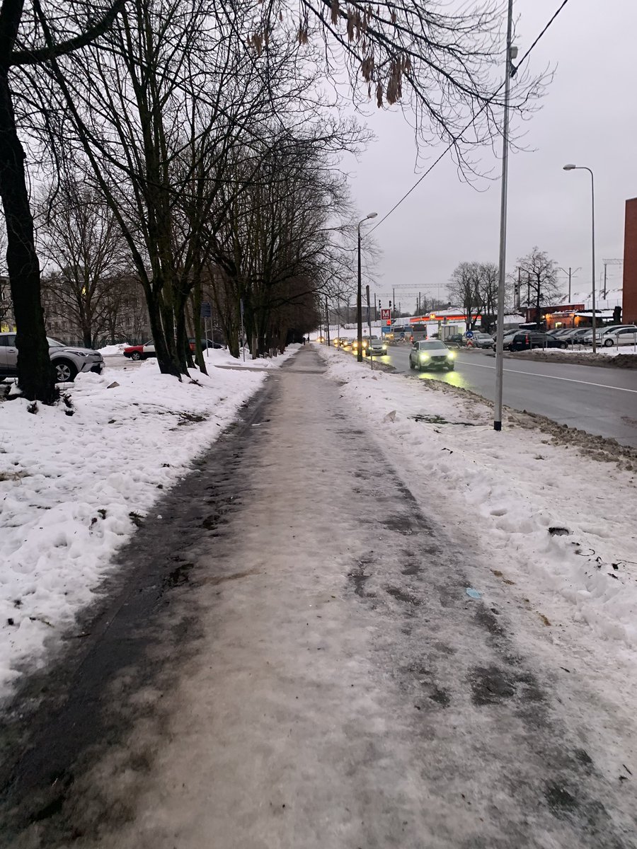 piensputna's tweet photo. Lūdzu @RigasDome parūpējieties, lai Satekles ielas trotuārs ir nokaisīts ar pretslīdes materiālim. Tur tagad ir ledus. https://t.co/mw4od0auYI