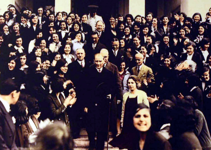 15 Aralık 1930. 
91 yıl önce bugün Gazi Mustafa Kemal Atatürk, İstanbul Üniversitesi’nde...

1930 yılının 15 Aralık günü Cumhuriyetimizin kurucusu Mustafa Kemal Atatürk, Üniversitemizi ziyaret ediyor. Gazi, arabasından inerken, öğrenciler “yaşa, var ol” diye tezahüratlar yapıyor.