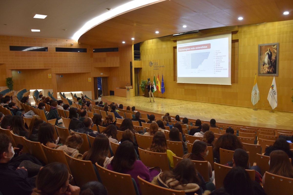 El salón de actos de la Fundación San Pablo Andalucía CEU acogió un nuevo Miércoles Cultural, bajo el título ‘Bienvenido al futuro: descubre tu itinerario para triunfar’, impartido por <a href="/monikph/">Mónica Pérez-Hurtado</a> buff.ly/3dUNiik