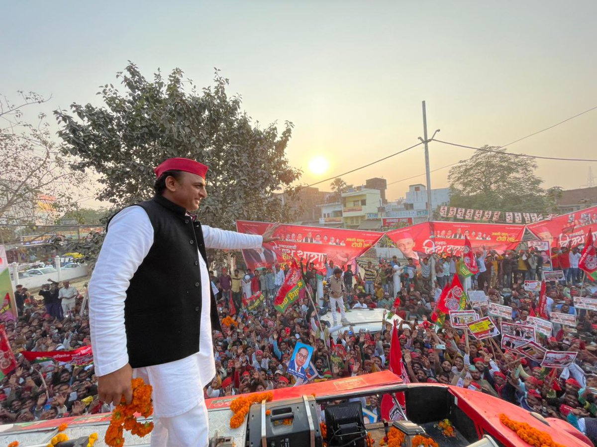 JaminiBharat's tweet photo. समाजवादी पार्टी के राष्ट्रीय अध्यक्ष अखिलेश यादव ने जौनपुर मे अपनी विजय रथ यात्रा के दौरान कहा कि, 'अभी चुनाव की तारीखों का ऐलान नहीं हुआ और ये जनसमर्थन बता रहा है कि बदलाव होगा। मैं जनता का धन्यवाद करता हूँ कि उन्होंने हमें ऐसा जनसमर्थन दिया है.
#AkhileshYadav
#SamajwadiParty https://t.co/vqoyf66At9