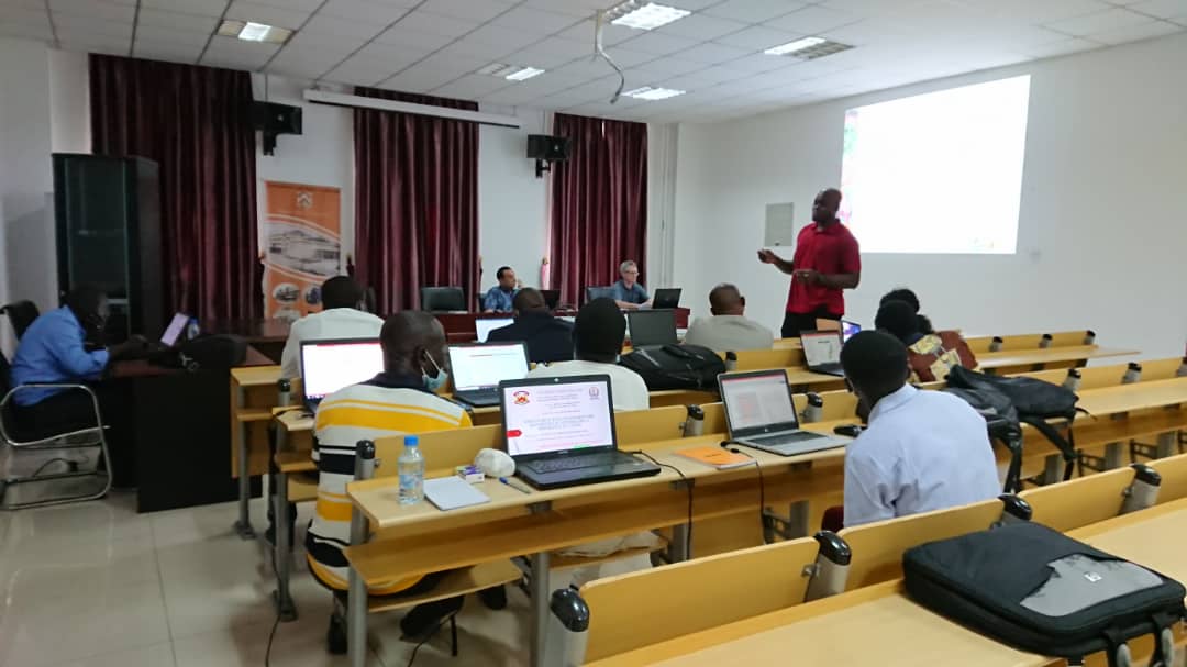 Désenclavement et écriture scientifique. Le réseau R2FAC accompagne les jeunes chercheurs en Afrique centrale.
Participation à l’atelier sur la rédaction d’articles scientifiques à l’Université Marien Ngouabi à Brazzaville du 7-9 déc 2021. 
linkedin.com/posts/danielma…