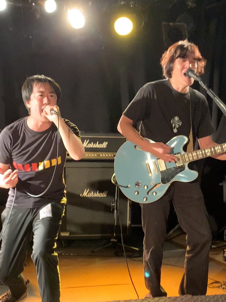 MuvTbDl51nxzoHi's tweet photo. #AGURU
#MOHANAK_新横浜LiT
#MOHALITVol3
(2021.12.12)初参戦のAGURU。骨太のROCKでした。セミアコGtターからギンギンに泣きの音、良い感じでした。 https://t.co/hogsuegXhm