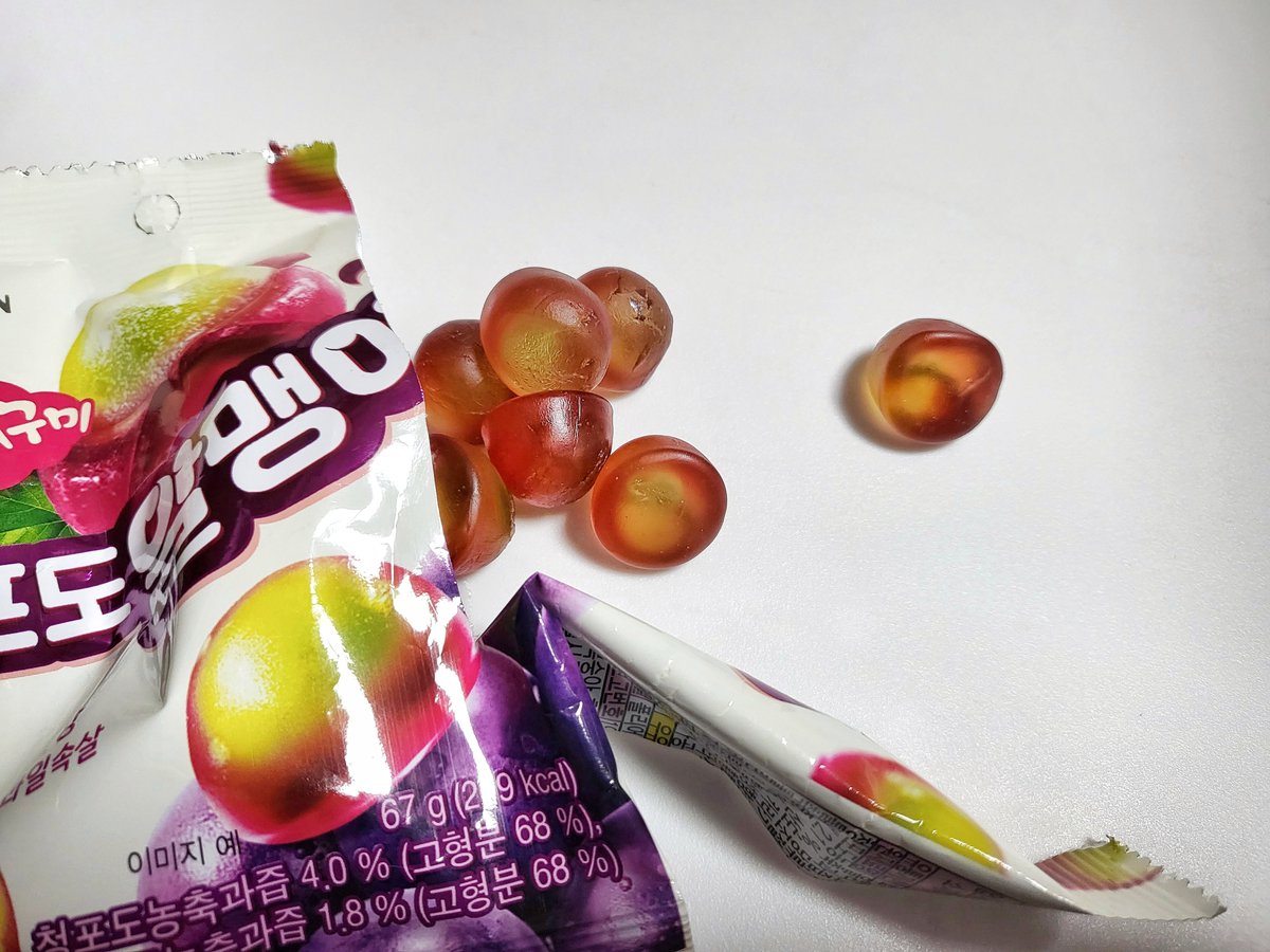 에휴 사진 다 직접찍어요 
안쓰는의자하나있는데 사진찍기좋아서 애용함 
이렇게 대충찍고 떼 뽀득뽀득 빼서 올립니다 됐나요