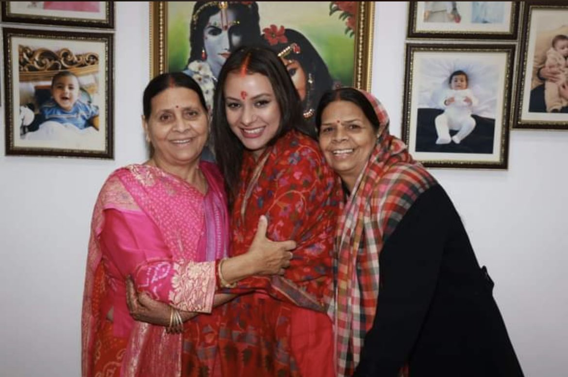hema_yadav14's tweet photo. माँ, भाभी और प्यारी गिरिजा मौसी ❤️😍 https://t.co/XLlNGxmaIr