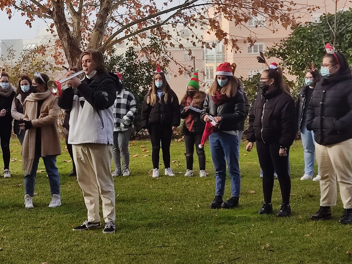 ApanasToledo's tweet photo. Alumnos del ciclo de formación de Atención a personas en situación de #Dependencia del @IESElGreco han felicitado con villancicos las fiestas a las personas de nuestra residencia Condesa de Rocamartí. Una actividad que mejora el estado emocional de las personas. ¡¡Gracias!! 😍 https://t.co/PyLT29e5kc