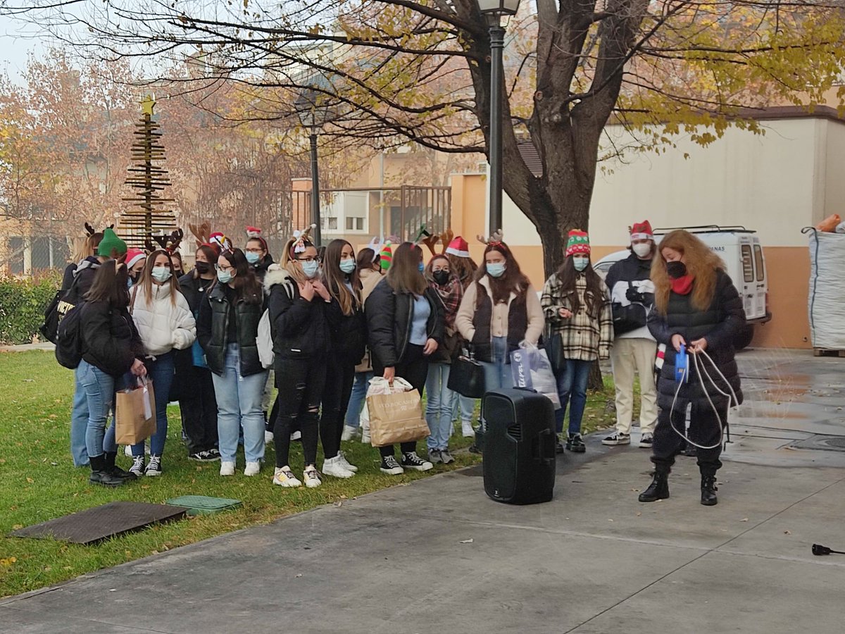 ApanasToledo's tweet photo. Alumnos del ciclo de formación de Atención a personas en situación de #Dependencia del @IESElGreco han felicitado con villancicos las fiestas a las personas de nuestra residencia Condesa de Rocamartí. Una actividad que mejora el estado emocional de las personas. ¡¡Gracias!! 😍 https://t.co/PyLT29e5kc
