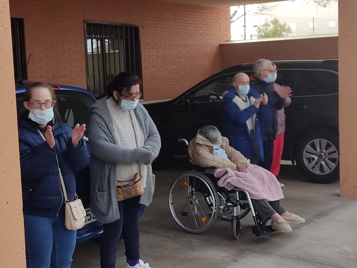 ApanasToledo's tweet photo. Alumnos del ciclo de formación de Atención a personas en situación de #Dependencia del @IESElGreco han felicitado con villancicos las fiestas a las personas de nuestra residencia Condesa de Rocamartí. Una actividad que mejora el estado emocional de las personas. ¡¡Gracias!! 😍 https://t.co/PyLT29e5kc