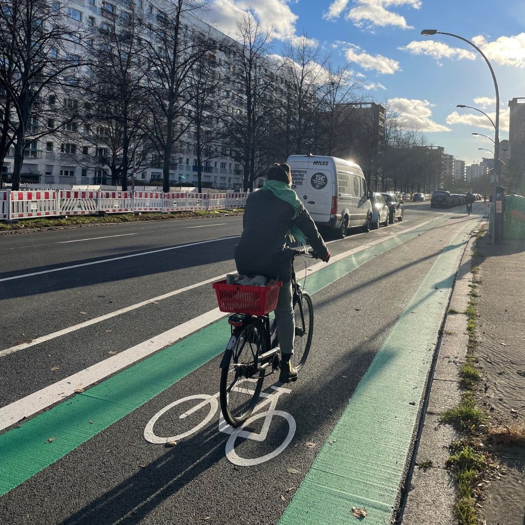 In der #LichtenbergerStraße zwischen Strausberger Platz und Platz der Vereinten Nationen entsteht momentan ein 2,4 Meter breiter #Radweg. 🚴💚 Der größte Teil des neuen Radwegs verläuft dabei in geschützter Lage zwischen Parkspur und Gehweg. 🚲↔️🚗