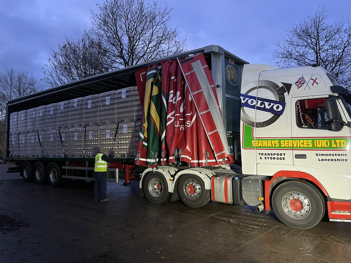 AHolt06's tweet photo. More glass arriving ๐ฅ @wells_farm #RinseAndReturn #ChristmasRush #Dairy https://t.co/XRAovwDuEk