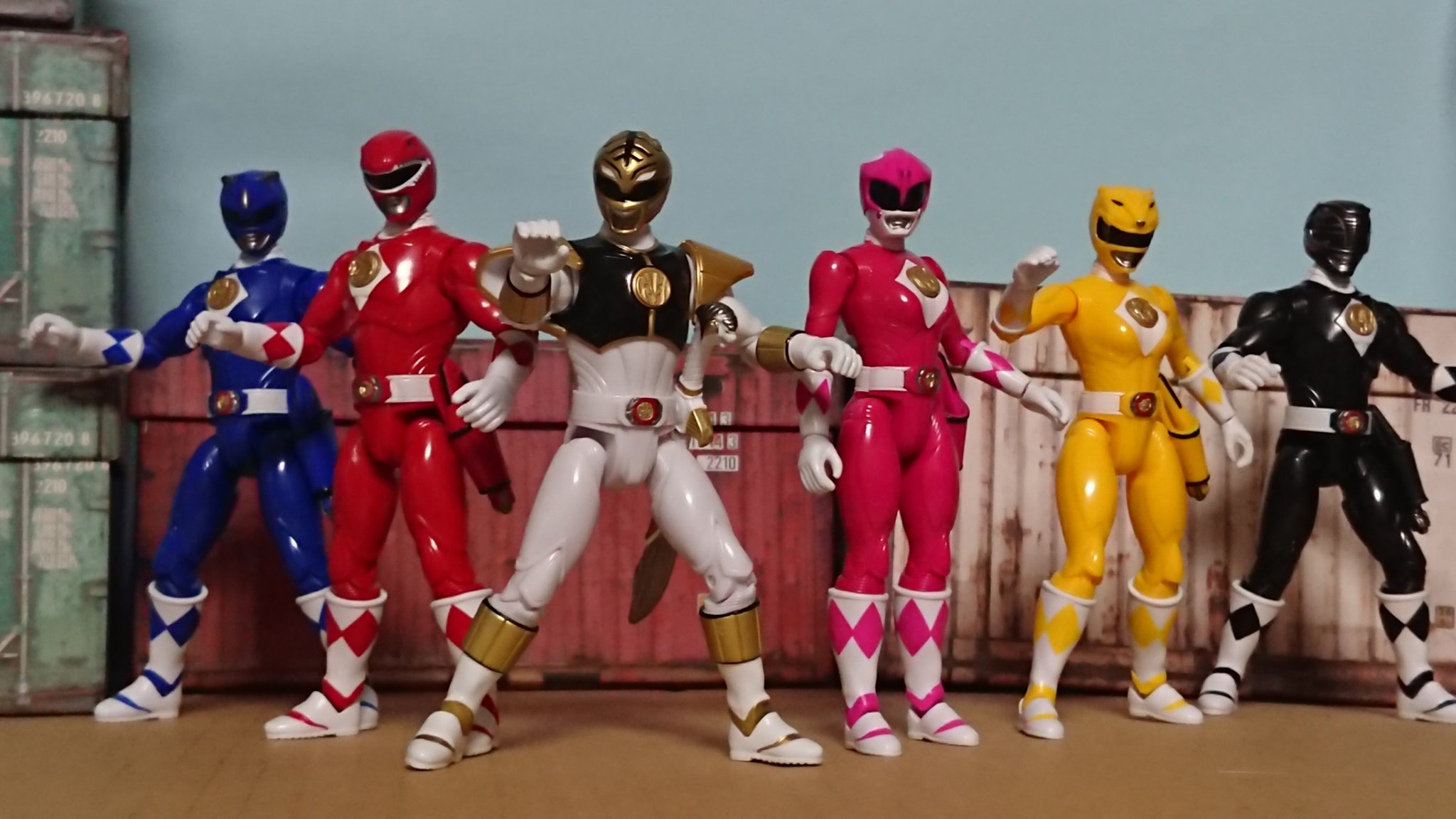 レッドたロう Fox映画版パワーレンジャー 個人的にパワレンで一番かっこいいと思ってる旧映画版 デザインのフィギュア この路線でグリーンレンジャーも出たらさぞカッコ良かっただろうね T Co Fxhjhbr6w7 Twitter