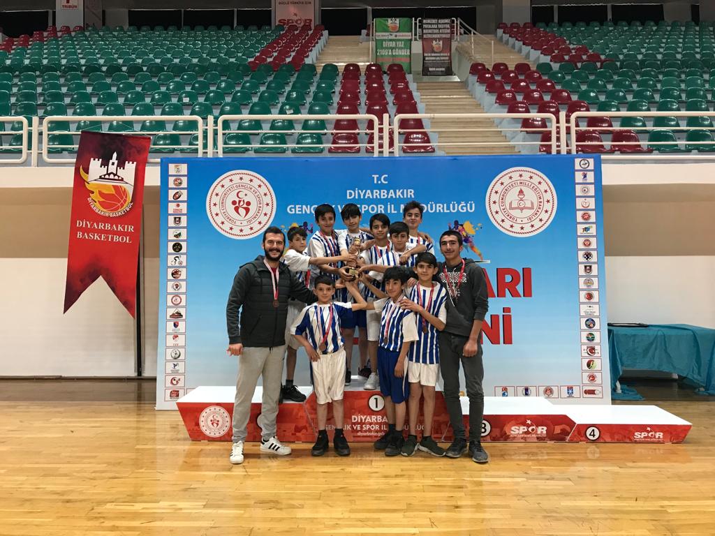 İlimizde düzenlenen okullar sporları müsabakalarında voleybol yıldız erkekler kategorisinde 3. Olduk hocamız ve öğrencilerimizi bu başarılarından dolayı kutlar başarılarının devamını dileriz. @yusufguzel0621 <a href="/CinarMEM21/">Çınar İlçe Milli Eğitim Müdürlüğü</a> <a href="/Diyarbakirmem/">Diyarbakır İl Millî Eğitim Müdürlüğü</a>