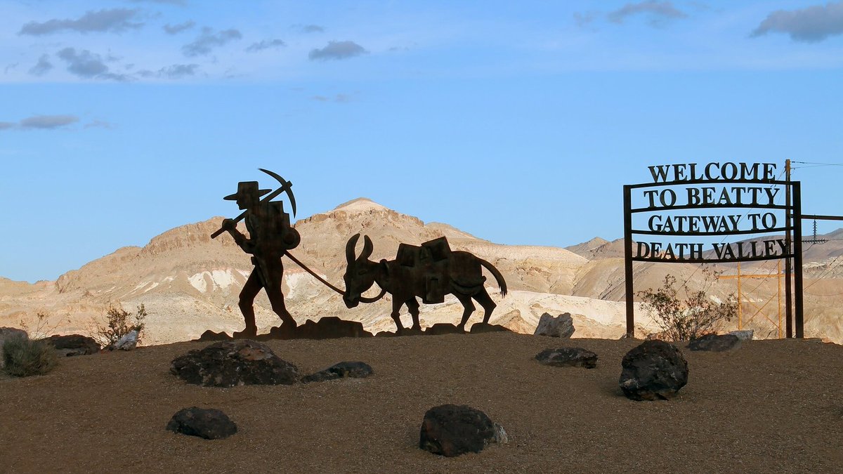 AmericanRoadMag's tweet photo. For the true desert adventure Beatty, NV has endless opportunities with miles of roads thru Bullfrog Mining District &amp; into Death Valley. See their free 5-day itinerary, visitor guide, virtual brochure rack &amp; videos here: https://t.co/DkOAuKbqdd https://t.co/E5k2rMtKnI