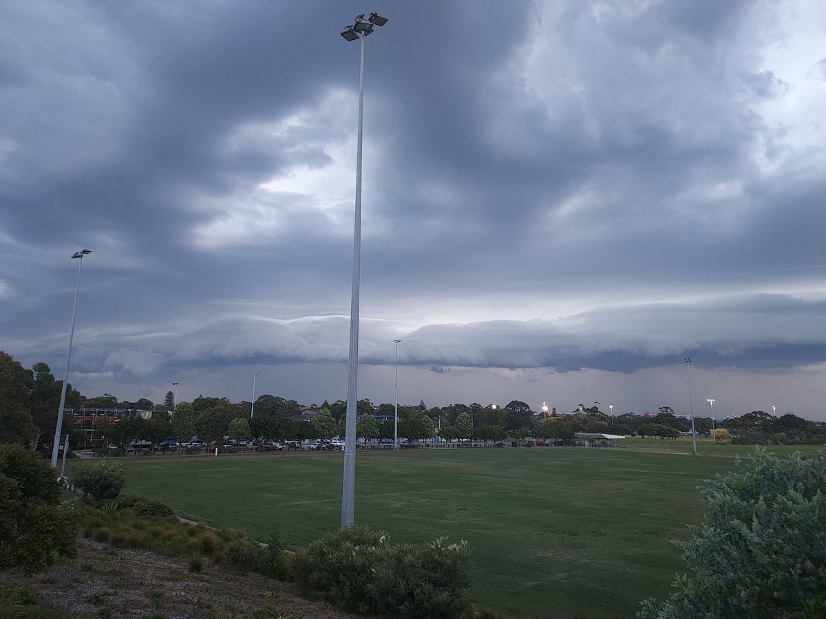TurnThatAround's tweet photo. A nice #sydneystorm brewing in the #Easternsuburbs. https://t.co/iVAOxYZhcQ