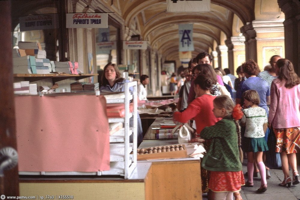 NOSTALGIA_SU's tweet photo. #ностальгия #Гостиный_двор_Ленинград_1970_е https://t.co/nuOQSuxeAy