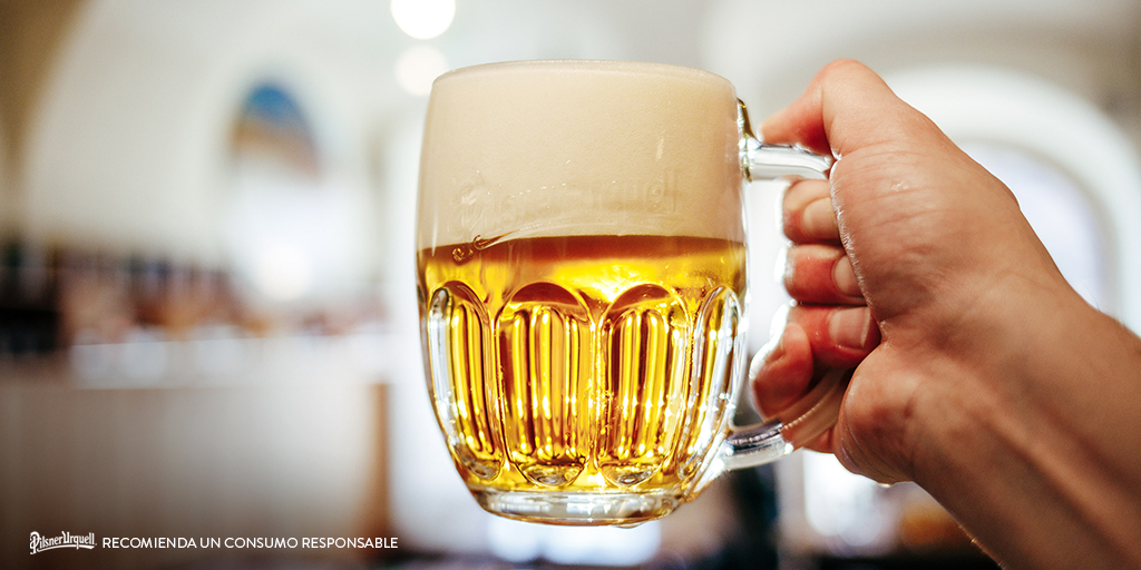 Si algo caracteriza nuestra #PilsnerUrquell🍺 es:  
· Su color dorado efervescente.  
· Un toque amargo al principio con un final dulce y crujiente.  
· La cremosa y densa capa de espuma.   
¡Etiqueta a un amig@ que aún no la haya probado! 🤪  

Na zdraví!