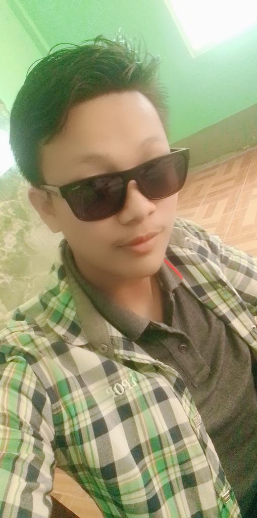 PyaeSon27707760's tweet photo. မင်းချစ်ရင်မင်းကောင်လေးပါဗျ https://t.co/Ok3zi92GYo