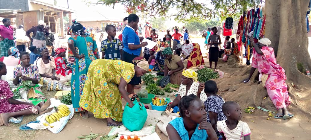 eassigender's tweet photo. #SaveWomensTrade
Why the peer-to-peer outreaches?

Working through peer educators and EASSI staff, traders in different locations are sensitized on information about #trade, EASSI resource center, the OSBP &amp; different border agencies, and the benefits &amp; formation of #cooperatives https://t.co/KoALKQ22mX