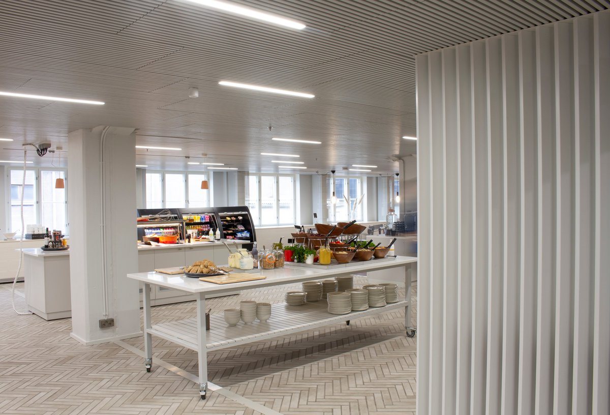 Pinto_Design's tweet image. Helsingin Arabianrannassa sijaitsevassa Compass Group Finlandin lounasravintolassa tehtiin syksyllä ilmeen raikastusta sekä kiinto- että irtokalustuksen uudistusta. 
Kuvat ja kalusteet: Modeo Oy 
Tilaaja: @CompassGroupFi 
#functionaldesign #tilasuunnittelu #käyttäjäkokemus