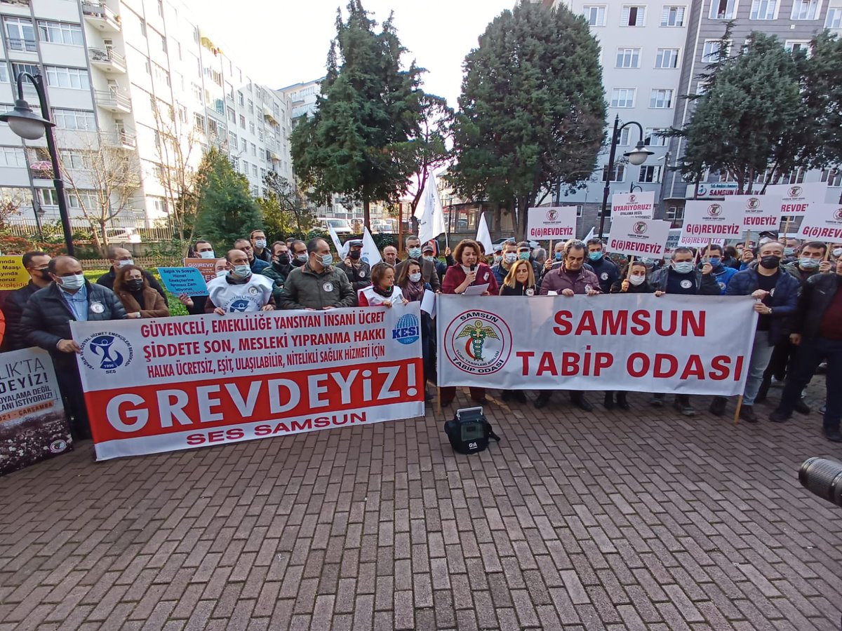 ysmnigci's tweet photo. Sahada iş barışını bozan, ayrımcı ötekileştirici politikalarına inat biz bir ekibiz ve ürettiğimiz emeğimizin üzerinden kirli siyasi oyunlara izin vermiyoruz. Emeğimizin karşığı için bugün👇👇
#grevdeyiz https://t.co/vgXDNRmd4y
