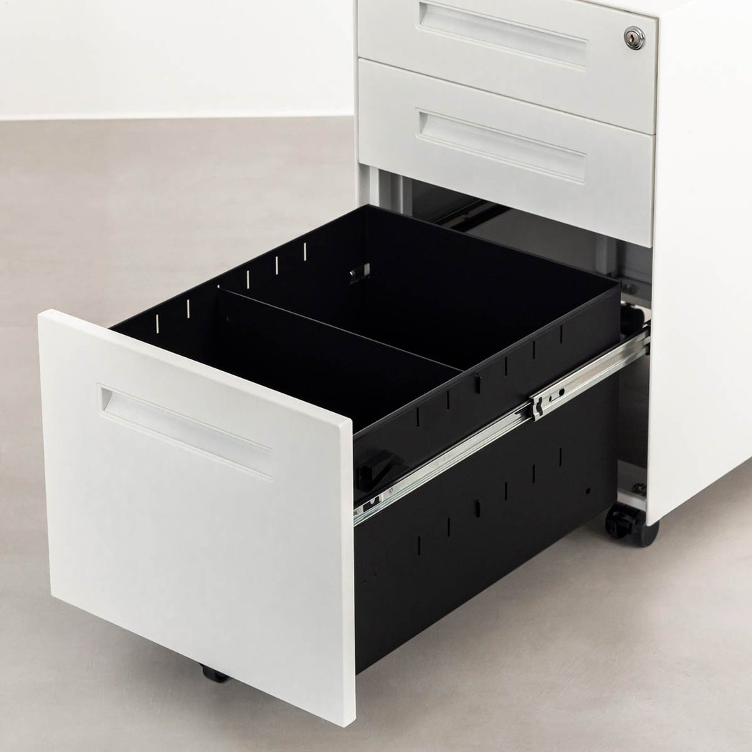 かなでもののデスク・テーブルにしっくりと合う、スチール製