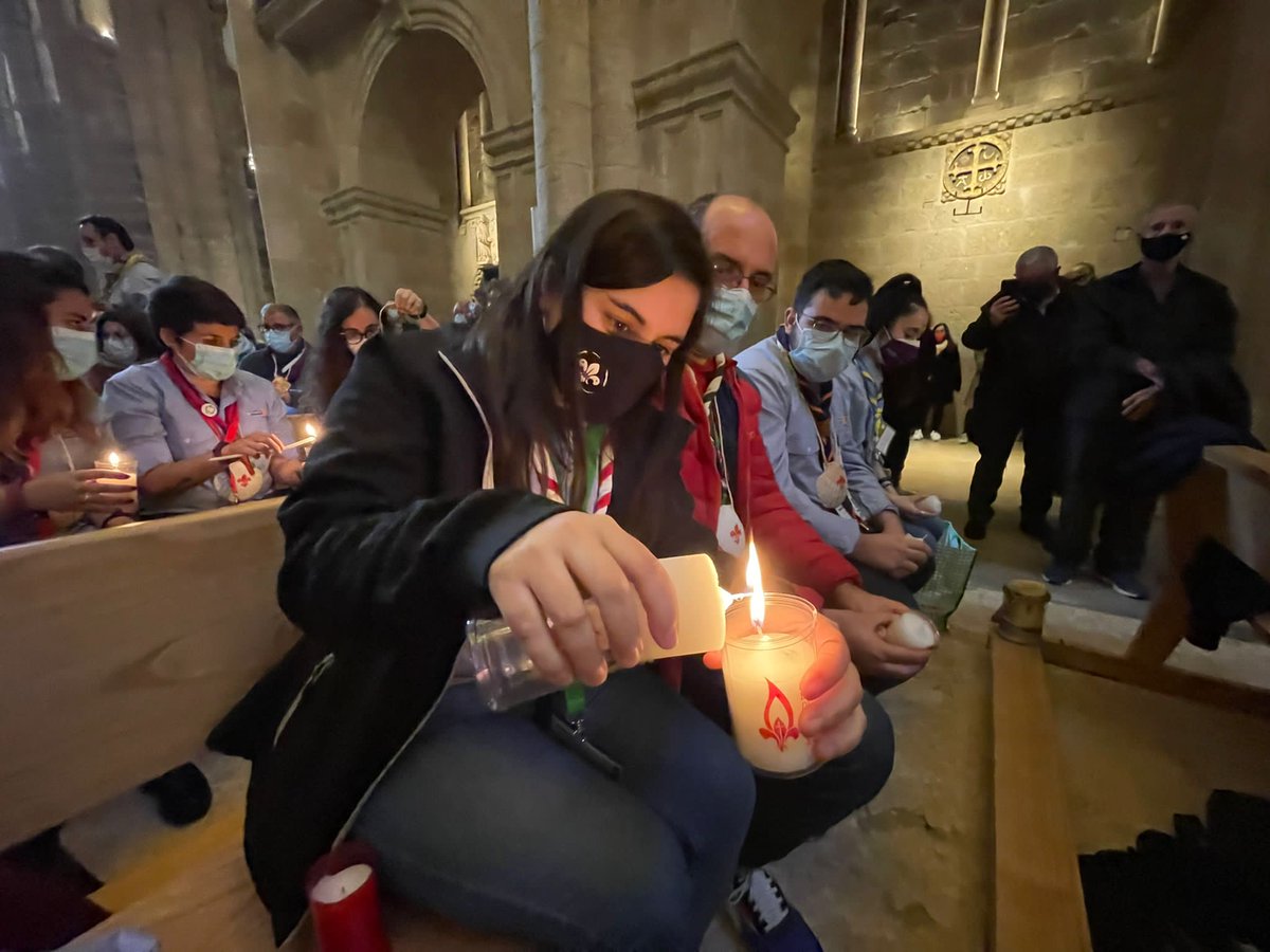 ScoutsCyL's tweet photo. Este fin de semana un contingente de #SCYL ha participado en la entrega de la Luz de la Paz de Belén en Santiago de Compostela., @luzdelapaz2021 . 
La luz ya está entre nosotros para que nos ilumine estas Navidades.🕯️🕯️
#yosoyscyl #luzdelapaz #scoutsmsc #scoutscyl #castillayleon https://t.co/tvIvLEofue