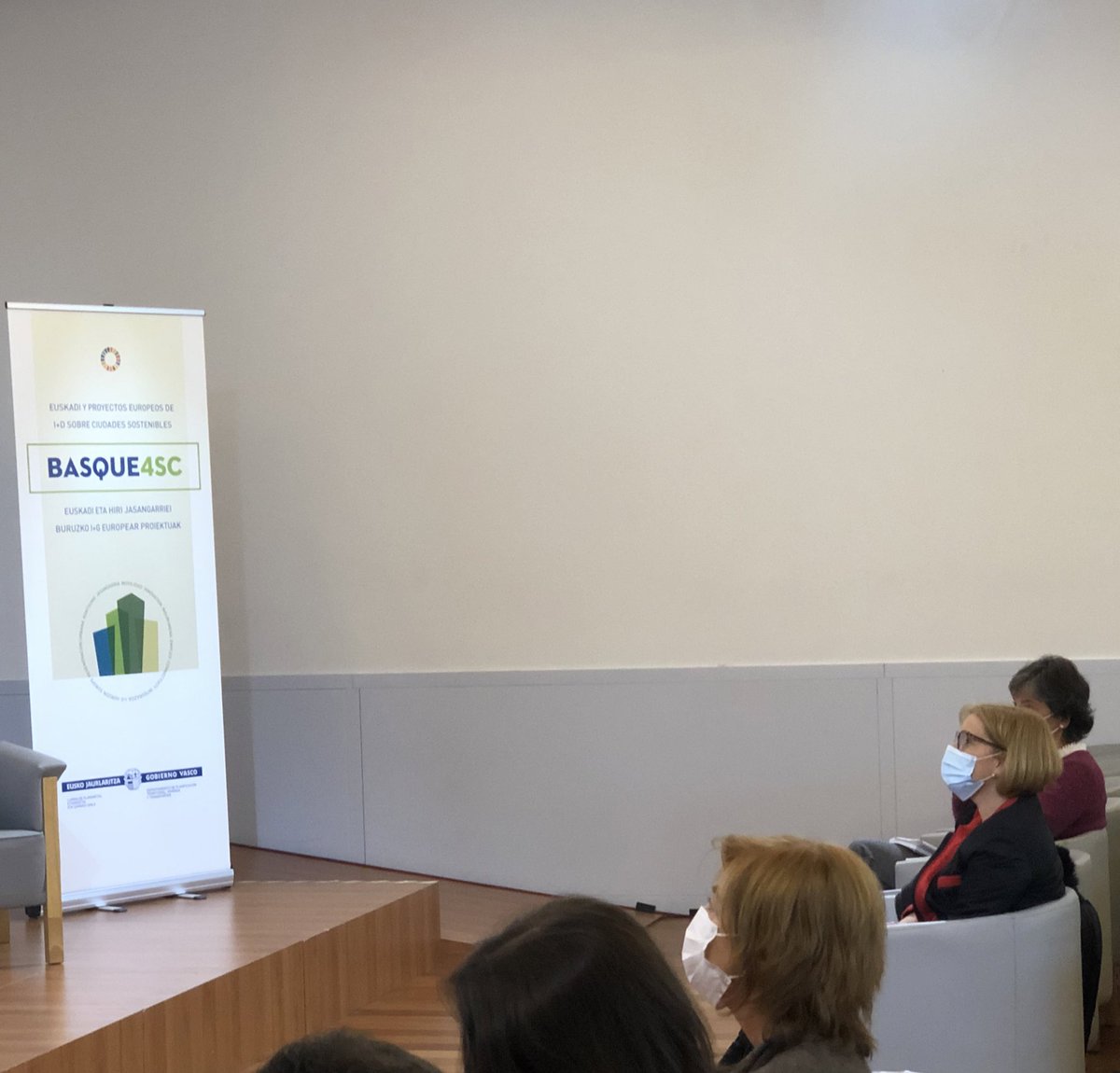 OrainIngurumena's tweet photo. La directora de @OrainIngurumena @monicapedrlan participa hoy en la conferencia “Euskadi y proyectos europeos de I+D sobre #CiudadesSostenibles” organizada por el Departamento de Planificación Territorial, Vivienda y Transportes de @Gob_eus. 🏡🏙🌿
#Basque4SC https://t.co/hTlFfdwnwu