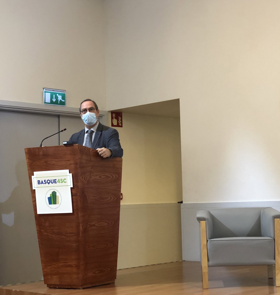 OrainIngurumena's tweet photo. La directora de @OrainIngurumena @monicapedrlan participa hoy en la conferencia “Euskadi y proyectos europeos de I+D sobre #CiudadesSostenibles” organizada por el Departamento de Planificación Territorial, Vivienda y Transportes de @Gob_eus. 🏡🏙🌿
#Basque4SC https://t.co/hTlFfdwnwu