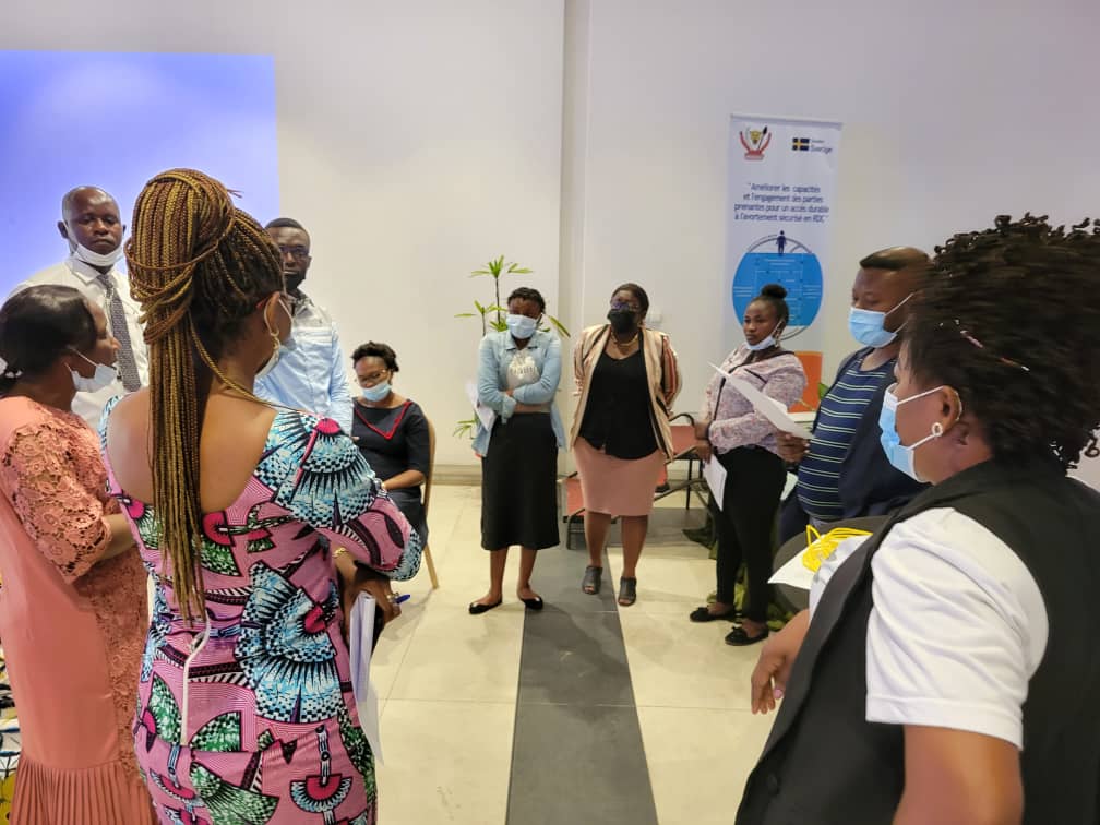 BitumbaPamphil's tweet photo. #Dialogue_national J2 sur #Avortement #Protocole_Maputo
Réflexion sur l'histoire de Sarah pour dégager les différentes responsabilités dans sa mort à la suite d'un avortement clandestins. La responsabilité de la mort de Sarah est partagée à plusieurs niveaux @IpasOrg @Mulunda_JC https://t.co/UbB98IqBI3