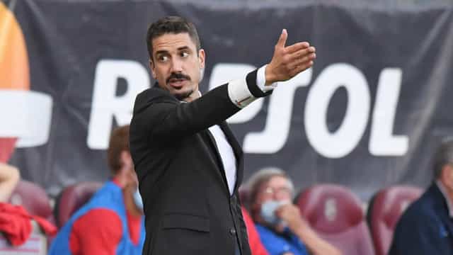 Footland3's tweet photo. Julio Velázquez recusou uma proposta do Paços de Ferreira para suceder a Jorge Simão no comando técnico, apurou o Desporto ao Minuto. O treinador espanhol esteve reunido com os responsáveis pacenses nas últimas horas, mas as partes não chegaram a acordo. https://t.co/5rrnkqbC9Z
