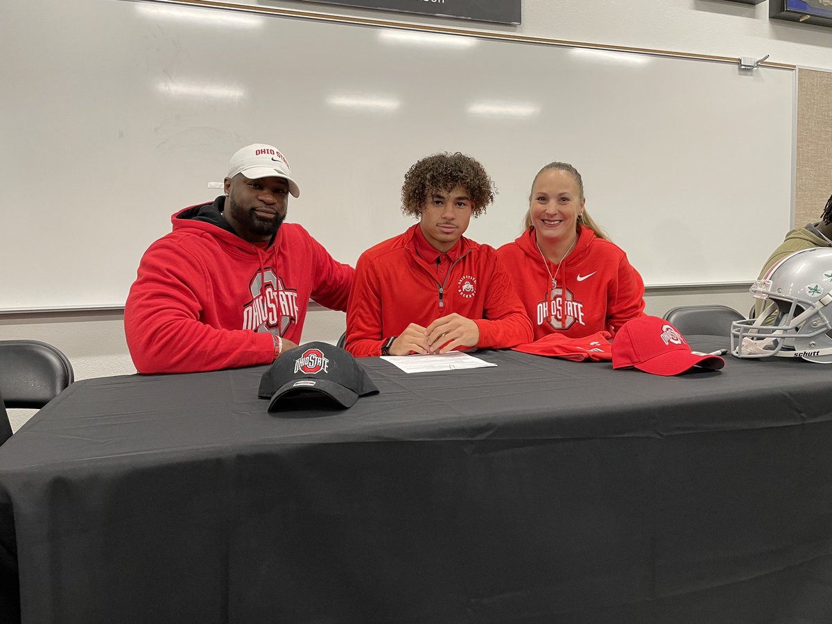 Signed ✔️ Chandler WR <a href="/KyiongrayesII/">Kyion Grayes II</a> signs his NLI with  <a href="/OhioStateFB/">Ohio State Football</a>. One of the top football players in the entire state of Arizona heads to Columbus, Ohio to play for the Buckeyes <a href="/Rivals/">Rivals</a> <a href="/brianhartline/">Brian Hartline</a> <a href="/AZHSFB/">ArizonaVarsity.com 🔥PREPS🔥</a> <a href="/gridironarizona/">Gridiron Arizona</a> <a href="/GarretsonRick/">Coach G</a> <a href="/chandler_wolves/">Chandler High Football Boosters</a>