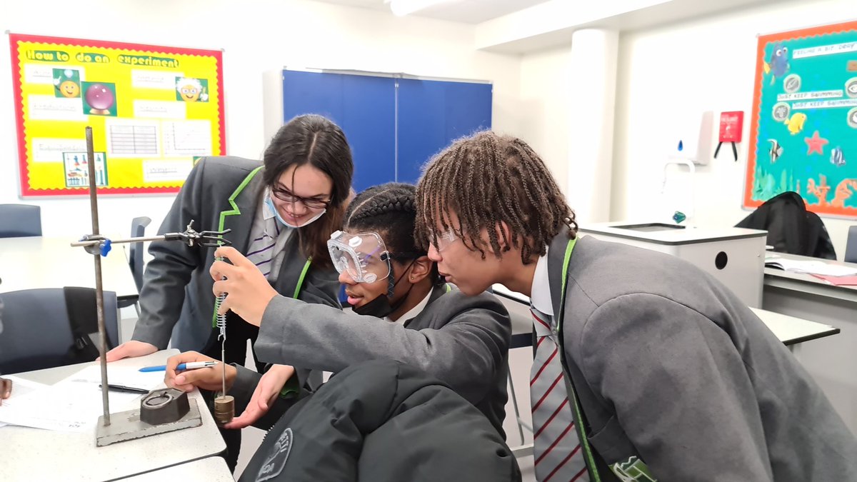 mshughes5's tweet photo. Year 11 carrying out Extension of a spring. @ArkPutney  @MrTrendellTweet #scienceteacher #Science #yearbook2022 #PhysEd https://t.co/jRnOLu7Vvt